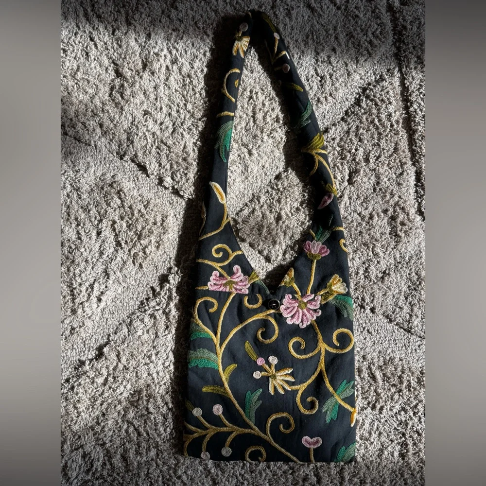 Floral Embroidered Black Shoulder Bag with Magnetic Clasp - Picture 1 of 7